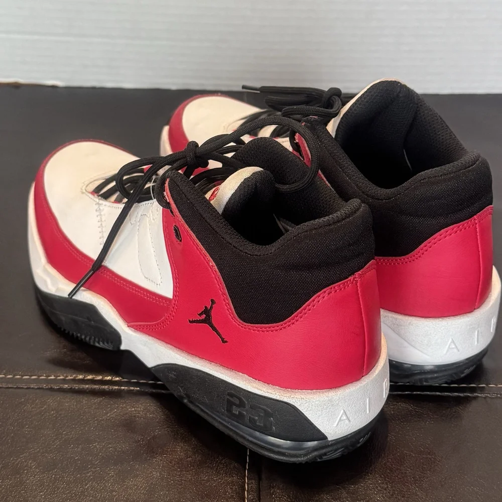 NIKE Jordan Max Aura 3 Size:6.5 Young White/Berry & Black AIR JORDAN Sneaker